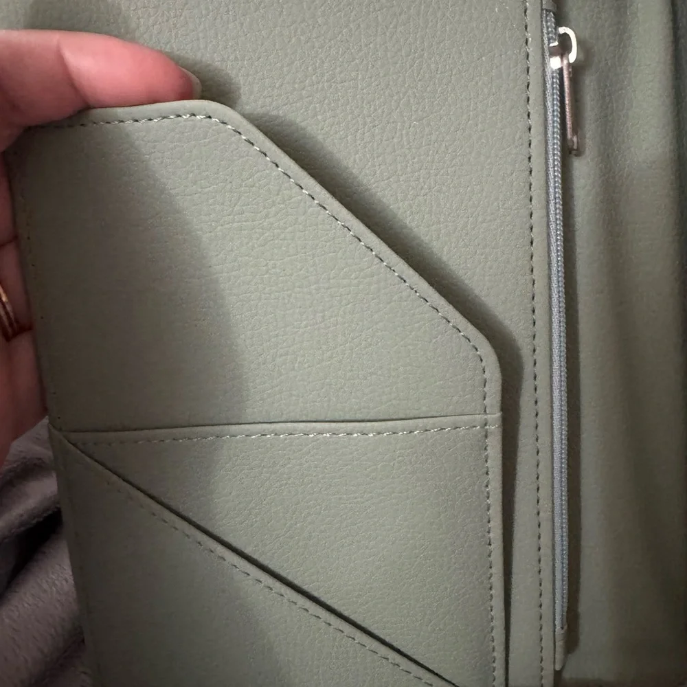 Cobak Sage Green Compact Leather Organizer With Pockets And Zip Money Pocket - Picture 3 of 8